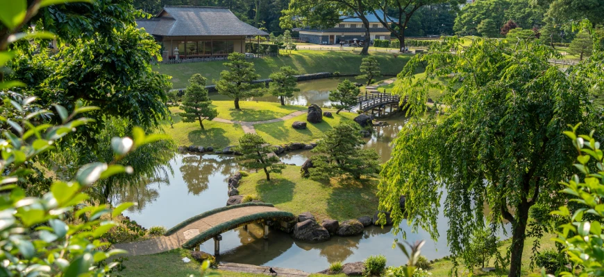 Walking through Kanazawa's historic districts, tea houses and samurai streets, vegan travel in Japan